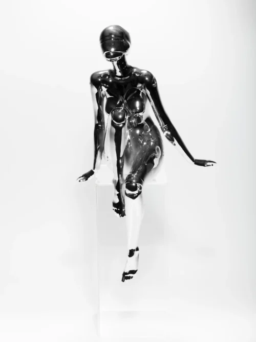 Estátua Manequim Sentada com Efeito Metalizado